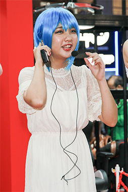 画像ギャラリー No.006のサムネイル画像 / ［TGS 2018］グラビアアイドルが来場者にHなおねだり？　AKRacing「ゲーミングチェア組立て対決」をレポート