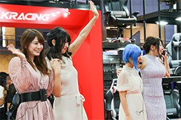 画像ギャラリー No.009のサムネイル画像 / ［TGS 2018］グラビアアイドルが来場者にHなおねだり？　AKRacing「ゲーミングチェア組立て対決」をレポート