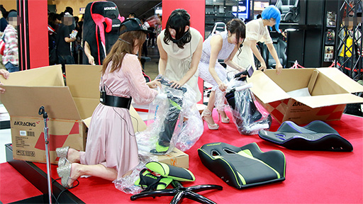 画像ギャラリー No.012のサムネイル画像 / ［TGS 2018］グラビアアイドルが来場者にHなおねだり？　AKRacing「ゲーミングチェア組立て対決」をレポート