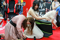 画像ギャラリー No.013のサムネイル画像 / ［TGS 2018］グラビアアイドルが来場者にHなおねだり？　AKRacing「ゲーミングチェア組立て対決」をレポート