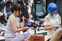 画像ギャラリー No.014のサムネイル画像 / ［TGS 2018］グラビアアイドルが来場者にHなおねだり？　AKRacing「ゲーミングチェア組立て対決」をレポート