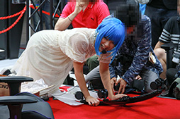 画像ギャラリー No.015のサムネイル画像 / ［TGS 2018］グラビアアイドルが来場者にHなおねだり？　AKRacing「ゲーミングチェア組立て対決」をレポート