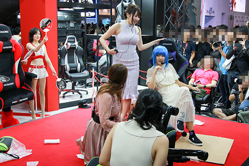 画像ギャラリー No.016のサムネイル画像 / ［TGS 2018］グラビアアイドルが来場者にHなおねだり？　AKRacing「ゲーミングチェア組立て対決」をレポート