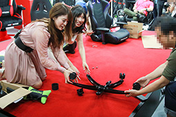 画像ギャラリー No.017のサムネイル画像 / ［TGS 2018］グラビアアイドルが来場者にHなおねだり？　AKRacing「ゲーミングチェア組立て対決」をレポート