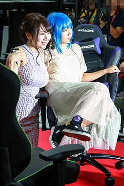 画像ギャラリー No.018のサムネイル画像 / ［TGS 2018］グラビアアイドルが来場者にHなおねだり？　AKRacing「ゲーミングチェア組立て対決」をレポート
