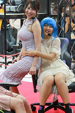 画像ギャラリー No.019のサムネイル画像 / ［TGS 2018］グラビアアイドルが来場者にHなおねだり？　AKRacing「ゲーミングチェア組立て対決」をレポート