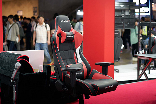 画像ギャラリー No.001のサムネイル画像 / ［TGS 2018］ゲーマー向けチェアのAKRacingブースで披露された，ケイン・コスギさんの筋肉体操の模様をレポート