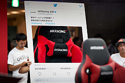 画像ギャラリー No.003のサムネイル画像 / ［TGS 2018］ゲーマー向けチェアのAKRacingブースで披露された，ケイン・コスギさんの筋肉体操の模様をレポート