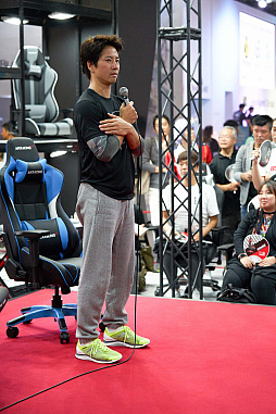 画像ギャラリー No.020のサムネイル画像 / ［TGS 2018］ゲーマー向けチェアのAKRacingブースで披露された，ケイン・コスギさんの筋肉体操の模様をレポート