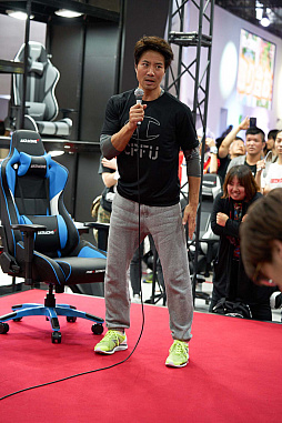 画像ギャラリー No.022のサムネイル画像 / ［TGS 2018］ゲーマー向けチェアのAKRacingブースで披露された，ケイン・コスギさんの筋肉体操の模様をレポート
