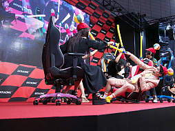 画像ギャラリー No.005のサムネイル画像 / ［TGS 2019］「霜降りRacing in TGS 〜グラドルだらけのイスリンピック〜」で理解できた，「AKRacing」の圧倒的な安定感