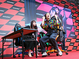 画像ギャラリー No.008のサムネイル画像 / ［TGS 2019］「霜降りRacing in TGS 〜グラドルだらけのイスリンピック〜」で理解できた，「AKRacing」の圧倒的な安定感