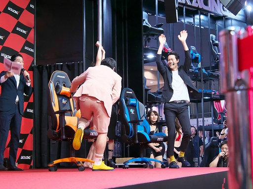 画像ギャラリー No.010のサムネイル画像 / ［TGS 2019］「霜降りRacing in TGS 〜グラドルだらけのイスリンピック〜」で理解できた，「AKRacing」の圧倒的な安定感