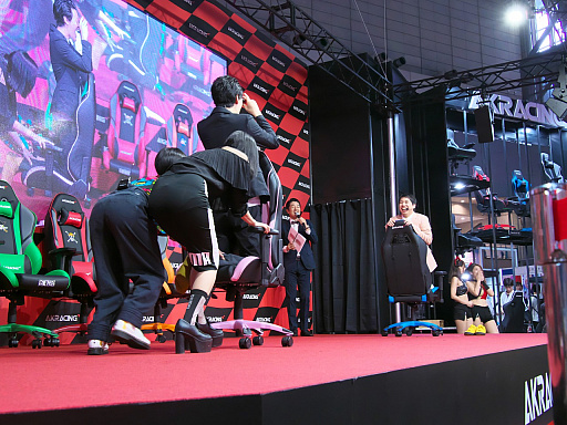 画像ギャラリー No.011のサムネイル画像 / ［TGS 2019］「霜降りRacing in TGS 〜グラドルだらけのイスリンピック〜」で理解できた，「AKRacing」の圧倒的な安定感