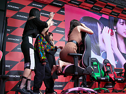画像ギャラリー No.015のサムネイル画像 / ［TGS 2019］「霜降りRacing in TGS 〜グラドルだらけのイスリンピック〜」で理解できた，「AKRacing」の圧倒的な安定感