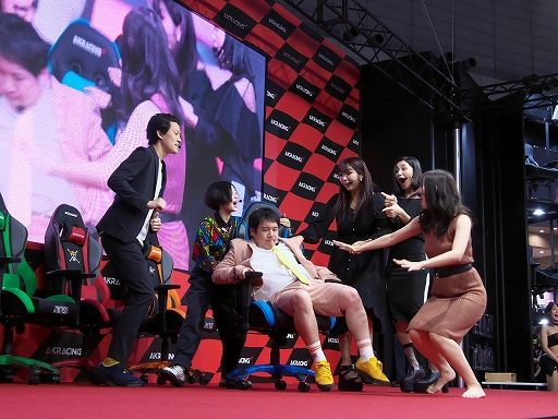 画像ギャラリー No.018のサムネイル画像 / ［TGS 2019］「霜降りRacing in TGS 〜グラドルだらけのイスリンピック〜」で理解できた，「AKRacing」の圧倒的な安定感