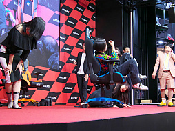 画像ギャラリー No.021のサムネイル画像 / ［TGS 2019］「霜降りRacing in TGS 〜グラドルだらけのイスリンピック〜」で理解できた，「AKRacing」の圧倒的な安定感