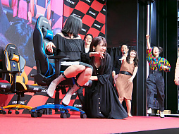 画像ギャラリー No.022のサムネイル画像 / ［TGS 2019］「霜降りRacing in TGS 〜グラドルだらけのイスリンピック〜」で理解できた，「AKRacing」の圧倒的な安定感