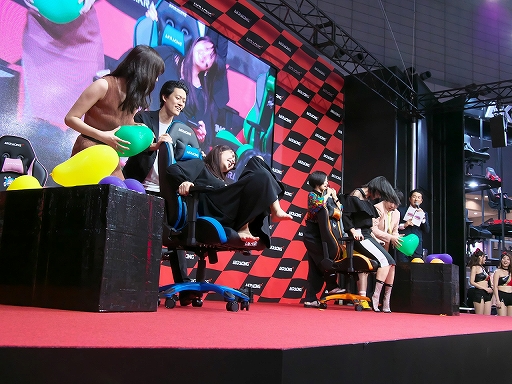 画像ギャラリー No.023のサムネイル画像 / ［TGS 2019］「霜降りRacing in TGS 〜グラドルだらけのイスリンピック〜」で理解できた，「AKRacing」の圧倒的な安定感