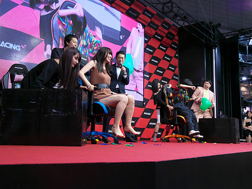 画像ギャラリー No.024のサムネイル画像 / ［TGS 2019］「霜降りRacing in TGS 〜グラドルだらけのイスリンピック〜」で理解できた，「AKRacing」の圧倒的な安定感