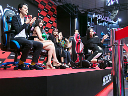 画像ギャラリー No.028のサムネイル画像 / ［TGS 2019］「霜降りRacing in TGS 〜グラドルだらけのイスリンピック〜」で理解できた，「AKRacing」の圧倒的な安定感