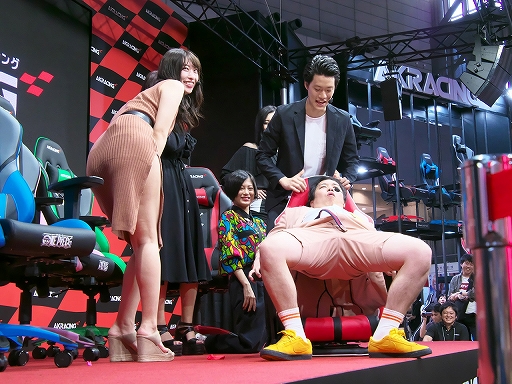 画像ギャラリー No.029のサムネイル画像 / ［TGS 2019］「霜降りRacing in TGS 〜グラドルだらけのイスリンピック〜」で理解できた，「AKRacing」の圧倒的な安定感