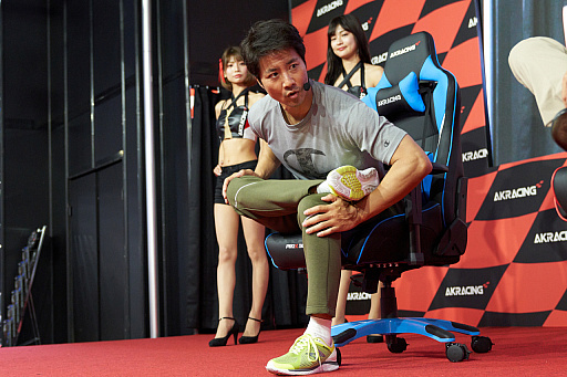 画像ギャラリー No.011のサムネイル画像 / ［TGS 2019］AKRacingブースステージレポート：ケイン・コスギの“筋肉”講座“は裏切らない”！