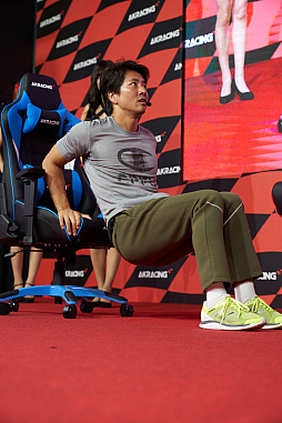 画像ギャラリー No.016のサムネイル画像 / ［TGS 2019］AKRacingブースステージレポート：ケイン・コスギの“筋肉”講座“は裏切らない”！