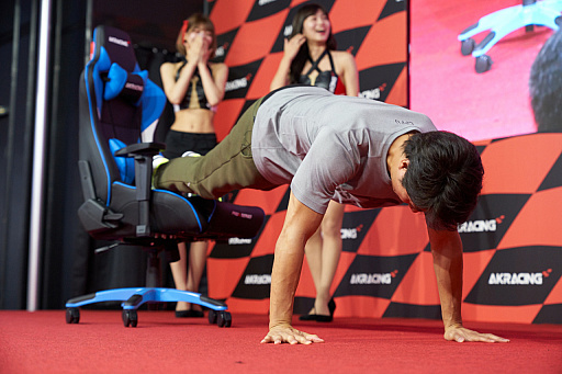 画像ギャラリー No.019のサムネイル画像 / ［TGS 2019］AKRacingブースステージレポート：ケイン・コスギの“筋肉”講座“は裏切らない”！