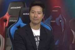 今年の「AKRacing」はリラックスをアピール。ケイン・コスギさんらが，自らのゲームライフを語ったトーク番組“AKTalking”をレポート