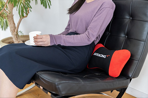 画像ギャラリー No.005のサムネイル画像 / オリジナルクッションが付属するAKRAcing公式ブックが発売