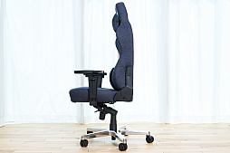 画像ギャラリー No.005のサムネイル画像 / 岡山デニムを使用したAKRacingのゲーマー向けチェアが販売中。置く場所を選ばない同商品の魅力を写真いっぱいでお届け【PR】