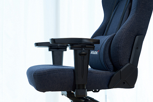 画像ギャラリー No.008のサムネイル画像 / 岡山デニムを使用したAKRacingのゲーマー向けチェアが販売中。置く場所を選ばない同商品の魅力を写真いっぱいでお届け【PR】