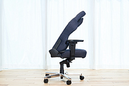 画像ギャラリー No.011のサムネイル画像 / 岡山デニムを使用したAKRacingのゲーマー向けチェアが販売中。置く場所を選ばない同商品の魅力を写真いっぱいでお届け【PR】
