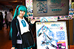 画像ギャラリー No.004のサムネイル画像 / 本日発売された「初音ミク -Project DIVA- X HD」の記念抽選会が開催。プロデューサー林 誠司氏とディレクター大坪鉄弥氏の合同インタビューの模様をお届け