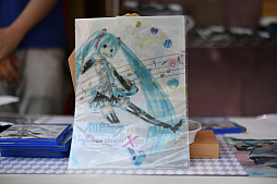 画像ギャラリー No.005のサムネイル画像 / 本日発売された「初音ミク -Project DIVA- X HD」の記念抽選会が開催。プロデューサー林 誠司氏とディレクター大坪鉄弥氏の合同インタビューの模様をお届け