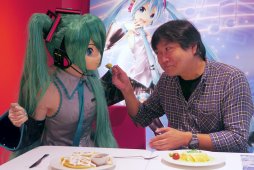 画像ギャラリー No.006のサムネイル画像 / ミクナノーさんと林Pがコラボメニューを試食。「初音ミク -Project DIVA- X HD」×「スイーツパラダイス」コラボカフェレポート