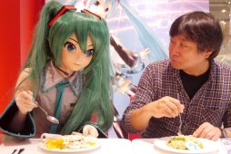 画像ギャラリー No.007のサムネイル画像 / ミクナノーさんと林Pがコラボメニューを試食。「初音ミク -Project DIVA- X HD」×「スイーツパラダイス」コラボカフェレポート