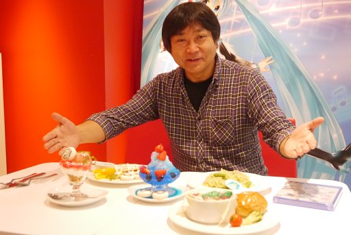 画像ギャラリー No.010のサムネイル画像 / ミクナノーさんと林Pがコラボメニューを試食。「初音ミク -Project DIVA- X HD」×「スイーツパラダイス」コラボカフェレポート