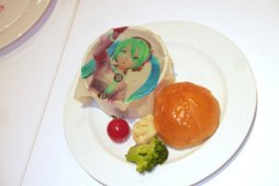 画像ギャラリー No.018のサムネイル画像 / ミクナノーさんと林Pがコラボメニューを試食。「初音ミク -Project DIVA- X HD」×「スイーツパラダイス」コラボカフェレポート