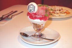 画像ギャラリー No.021のサムネイル画像 / ミクナノーさんと林Pがコラボメニューを試食。「初音ミク -Project DIVA- X HD」×「スイーツパラダイス」コラボカフェレポート