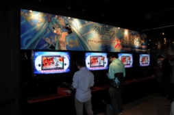 画像ギャラリー No.035のサムネイル画像 / 「初音ミク -Project DIVA- X」と東京ジョイポリスのコラボイベント「初音ミク -DAIBA de DIVA-」が開催中。初日の模様とコラボ内容を紹介