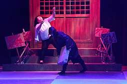 画像ギャラリー No.003のサムネイル画像 / 「逆転検事 逆転のテレポーテーション」が本日開幕。「龍神村」で起きた殺人事件を御剣怜侍が解決するゲネプロの模様をレポート