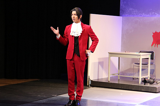 画像ギャラリー No.006のサムネイル画像 / 「逆転検事 逆転のテレポーテーション」が本日開幕。「龍神村」で起きた殺人事件を御剣怜侍が解決するゲネプロの模様をレポート