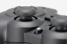 画像ギャラリー No.011のサムネイル画像 / HORIのPC用ゲームパッド「EDGE 301」は，「Xbox 360 Controller」を置き換える新標準になれるか