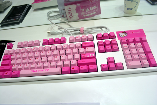 画像ギャラリー No.012のサムネイル画像 / ［CJ2019］東プレがコラボ仕様の「REALFORCE」を出展。まさかの「ハローキティ」デザインに