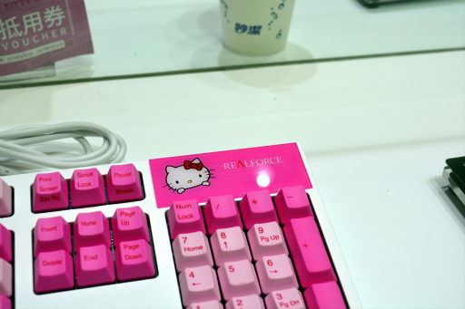 画像ギャラリー No.013のサムネイル画像 / ［CJ2019］東プレがコラボ仕様の「REALFORCE」を出展。まさかの「ハローキティ」デザインに
