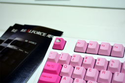 画像ギャラリー No.015のサムネイル画像 / ［CJ2019］東プレがコラボ仕様の「REALFORCE」を出展。まさかの「ハローキティ」デザインに
