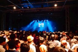 画像ギャラリー No.005のサムネイル画像 / 重低音サウンドが観客を大熱狂させた「Rock on 2Night GUILTY GEAR LIVE 2016」レポート。東京会場の模様を写真多めでお届け