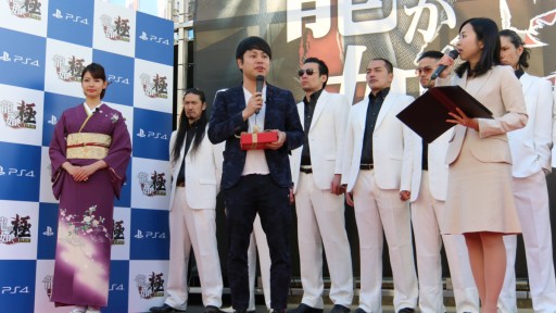 画像ギャラリー No.009のサムネイル画像 / PS4×「龍が如く 極」のバレンタインイベントが新宿で開催。「女性からチョコがもらえる」と聞いて駆けつけた，NON STYLE 井上さんを待ち受けていたのは？